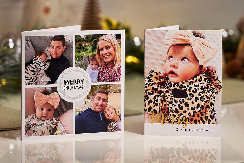 Frohe Weihnachten CEWE Grußkarten mit verschiedenen Fotos, eine Karte zeigt einen coolen Leopardenmuster-Outfit